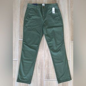GAP Girlfriend Khaki. Size: 4. Color: Olive green